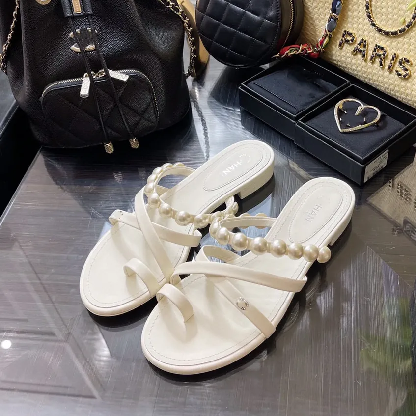 Damen-Perlen-Flip-Flop-Sandalen 2022 Frühling und Sommer neue gewebte dicke weiche Unterseite Hausschuhe Luxusschuhe