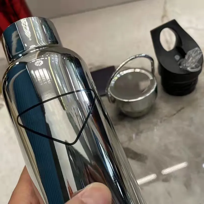 Простые дизайнерские бутылки для воды Прочный чайник Высококачественная нержавеющая сталь 500 мл Взрослые Дети Велоспорт Спорт на открытом воздухе Термальный Insu219z