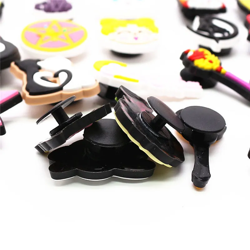 많은 일본 애니메이션 PVC 신발 charms 믹스 선원의 달 액세서리 jibz 키즈 파티 x 마스 선물 2207207150189