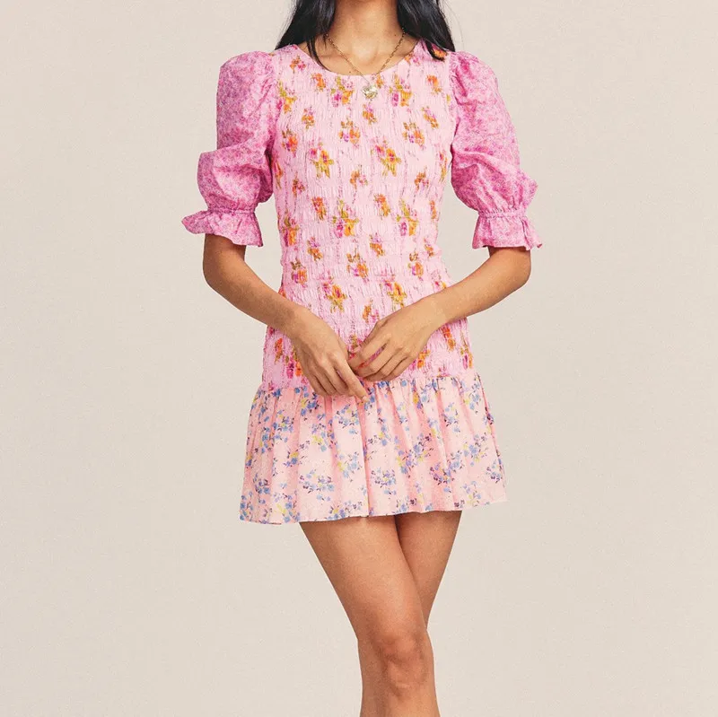 2022 Romantique manches bouffantes corps floral élastique froncé mini robe femme oreilles en bois épissé volants ourlet paquet hanches robe de vacances 220511