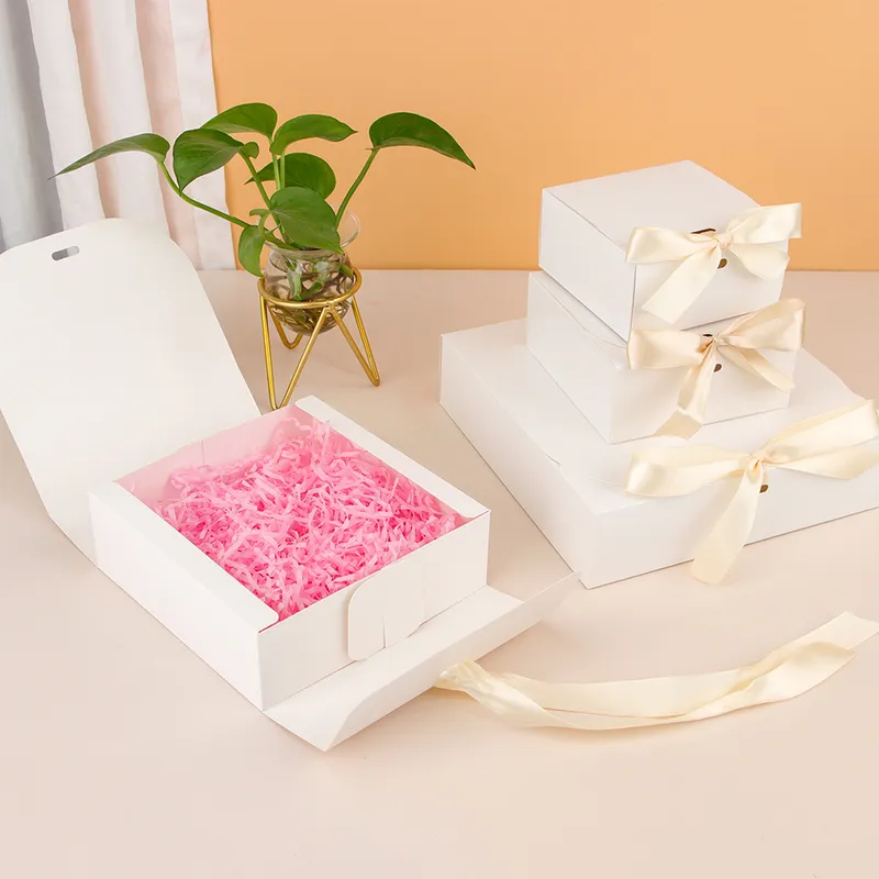 White Ribbon Gift Party Candy Clothing General العبوة Carton Paper Bag تدعم الحجم المخصص المطبوع 220706