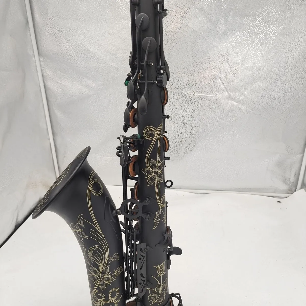 Czarny matowy b-tone profesjonalny saksofon saksofonowy antyczne rzemieślnicze kunszt pięknie rzeźbiony ton saksofonu