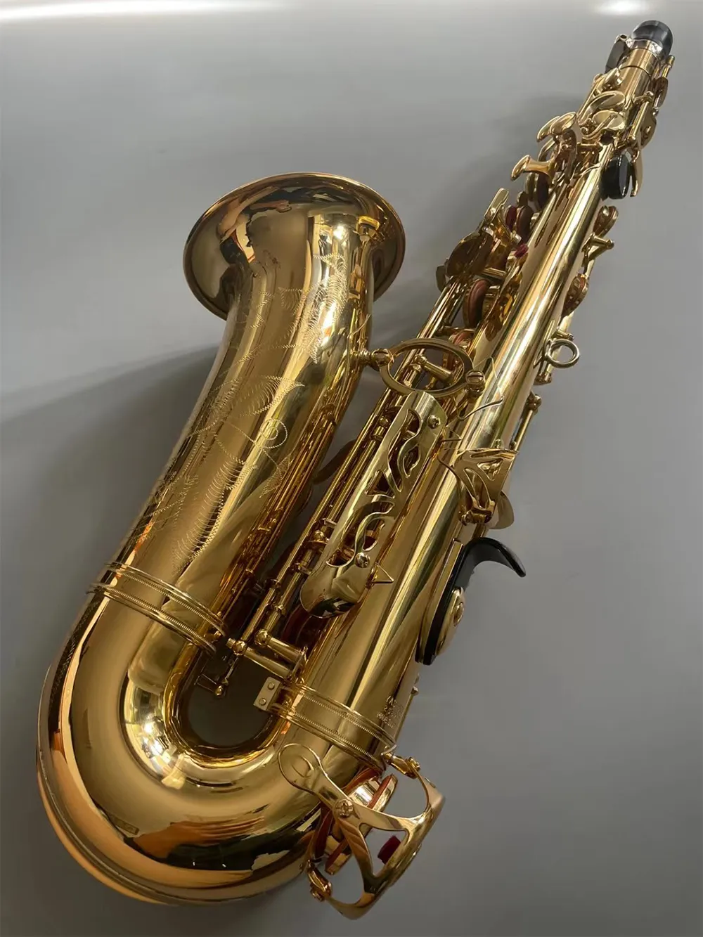 E-flat Professional Alto Saxofone Brass Gold Finamente esculpido 82 Modelo de estrutura Alto Sax Tone Premium Jazz Instrumento