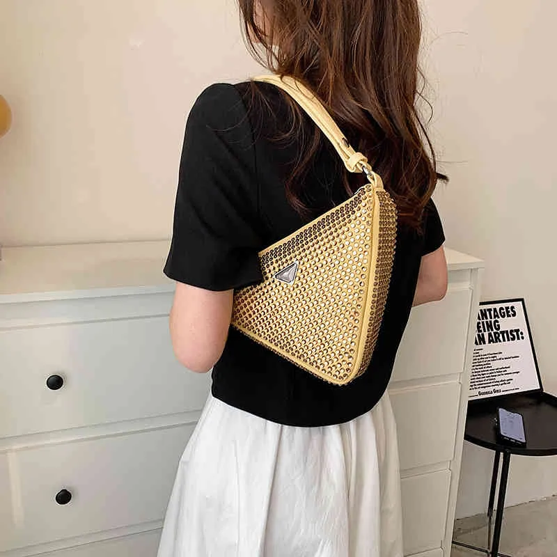 Monederos Outlet Estilo de verano bolso personalizado con incrustaciones para mujer 2022 nuevo diamante completo triángulo sling un hombro Messenger Bag
