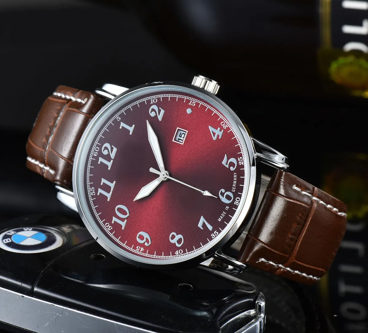 Montre à quartz pour homme d'affaires décontractée avec ceinture à 3 broches et deuxième cadran de vin rouge