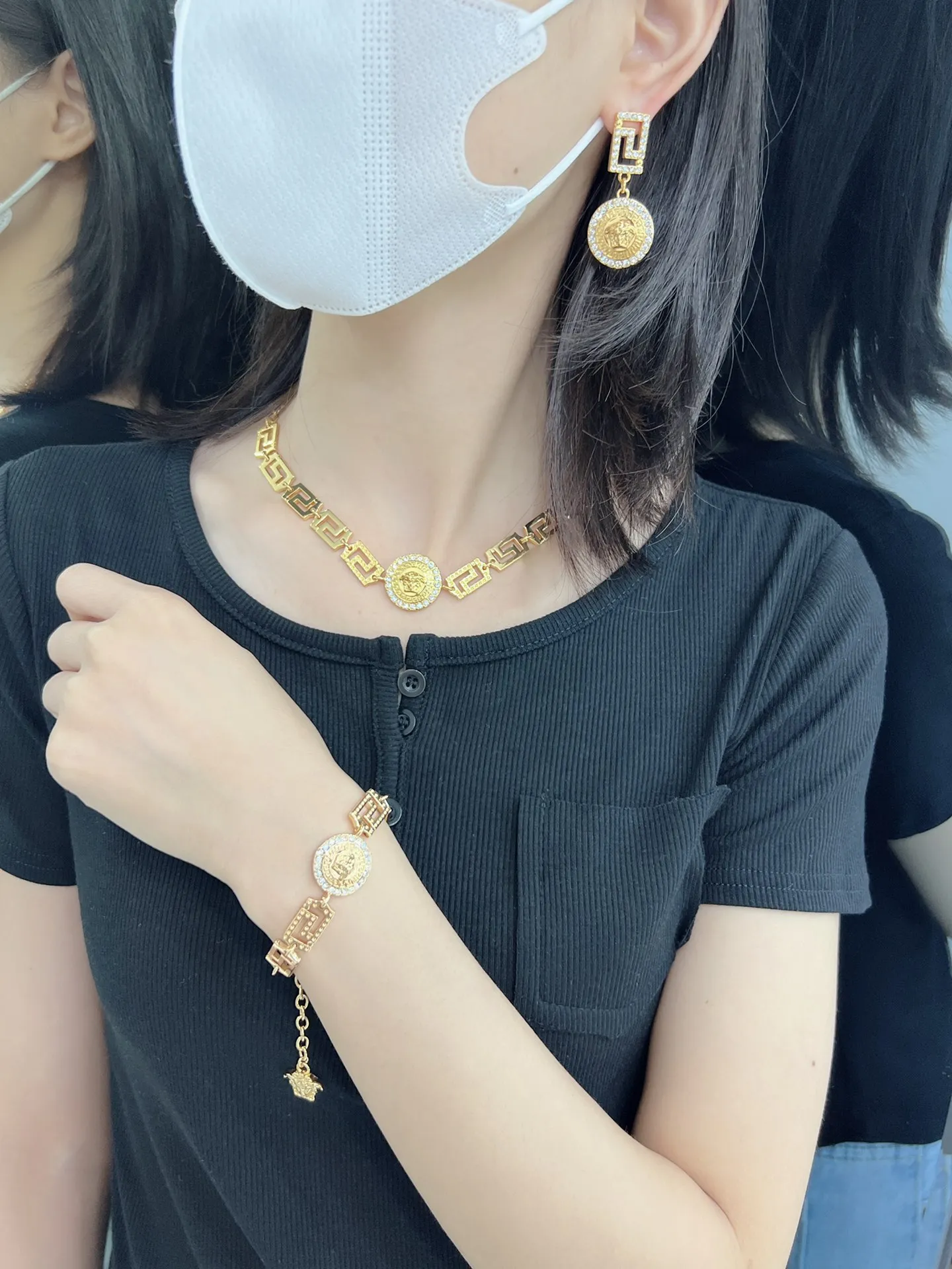 Femme conçue chaîne colliers ras du cou bracelet boucle d'oreille tête de méduse portrait motif pendentif femmes bijoux ensemble Banshee 18 carats p299j