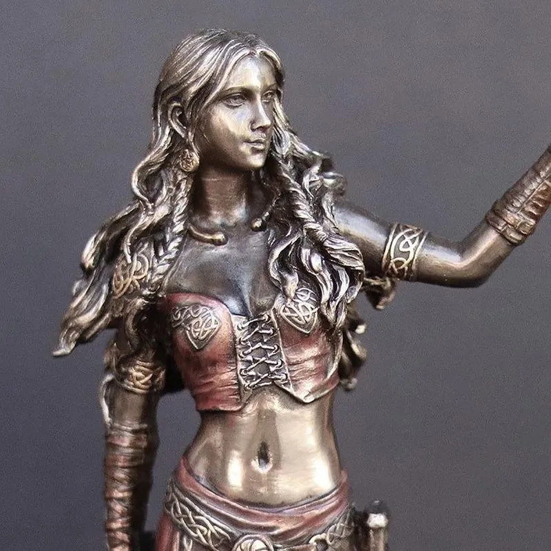 Statues en résine Morrigan la déesse celtique de la bataille avec l'épée de corbeau finition bronze statue 15 cm pour la décoration de la maison L9 220817206j