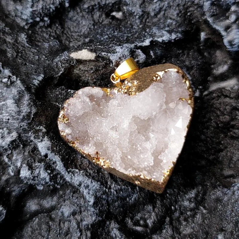 Pendentif Colliers Naturel Amethyst Cluster Love Heart Collier Pierres de guérison irrégulières Spécimen de cristal blanc Décoration CraftsPe201j