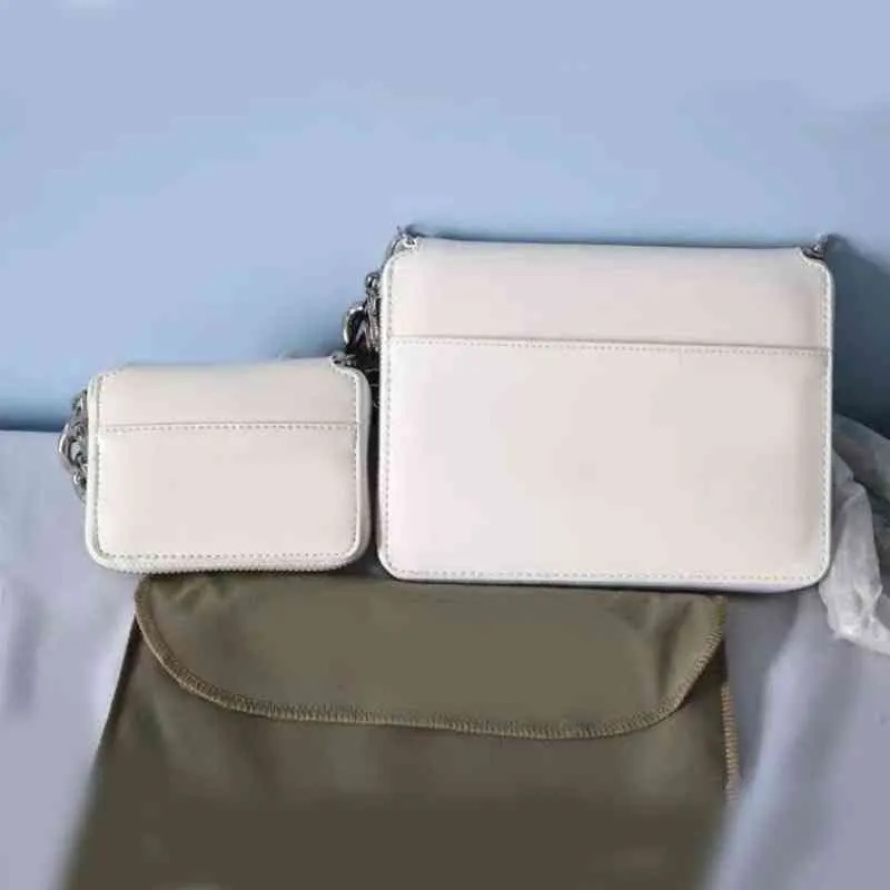 Kara Bag Thick Chain Waist Bag Fashionable Slung Change Chest Bag Ins Super Fire Mini Leather Mini wallet 3 SIZES 220623250N