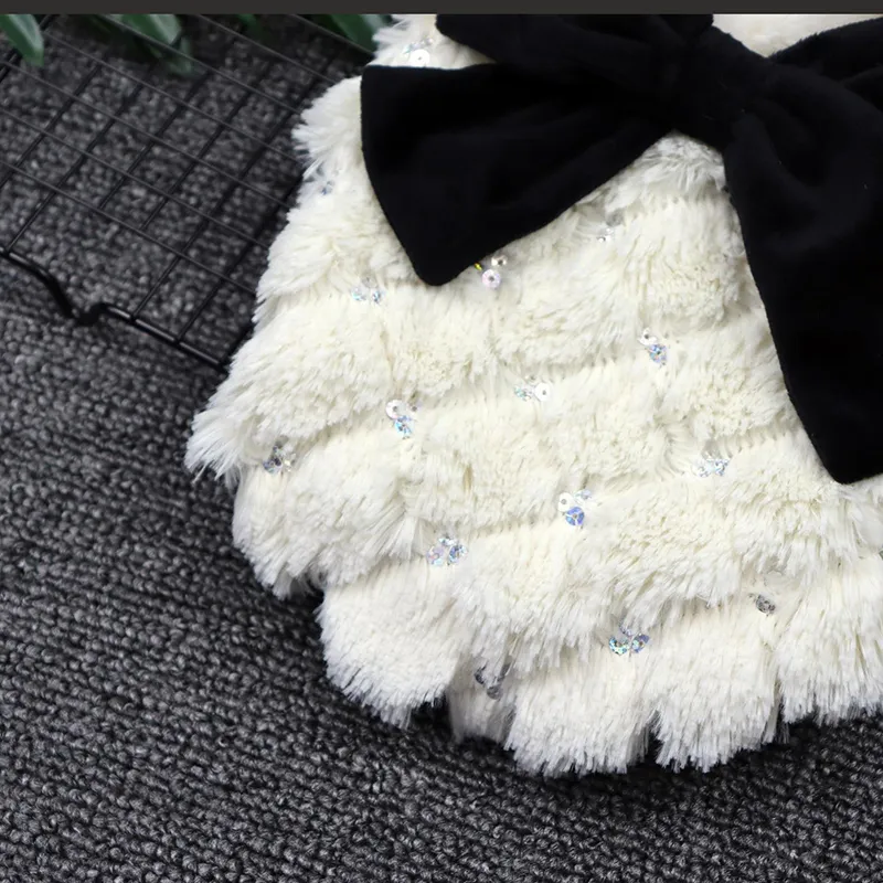 Vestiti caldi invernali piccoli gatti cani da cani elegante pelliccia di pelliccia bianca cappotto cappotto gatto con bowio nodo gattino di lusso abbigliamento complessivo 220331
