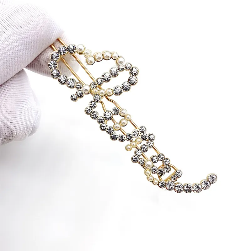 Kvinnors hårklipp Luxur Designer Jewelry Hairpin Diamond Clips Pearl Letter Hair Clip Pins Headdress Metal Clips For Bride Pannband222D