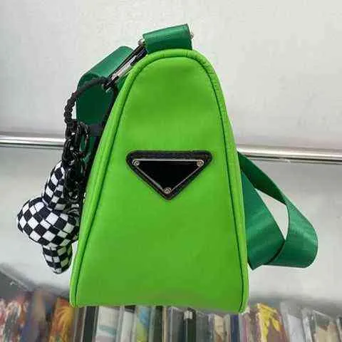 夏のファッションネオングリーントレンディクロスボディショルダーバッグユニセックスカジュアルストリートヒップホップ韓国ナイロンメッセンジャーパッケージトライアングル220429
