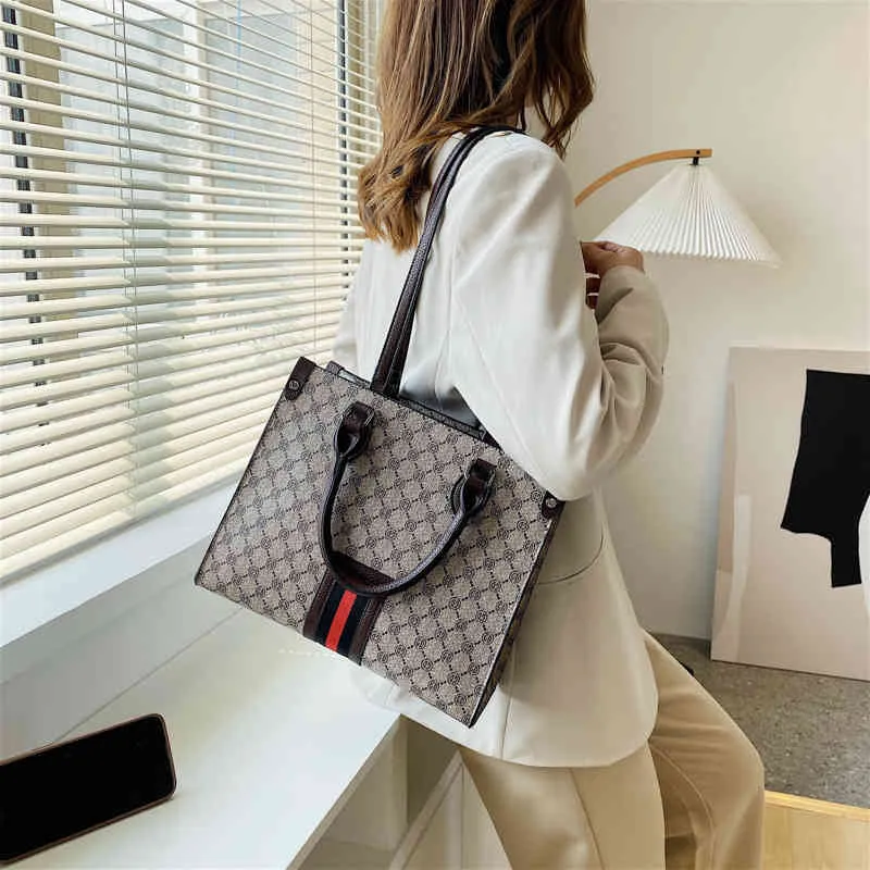 2022 nouveau imprimé grande capacité sac fourre-tout loisirs simple portable Sling épaule Messenger sac pour femmes