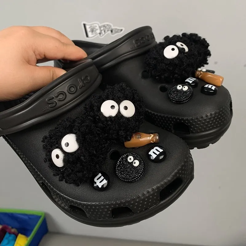 Cool päls boll charms designer diy biscuit shoelace spänne sneaker charm för croc jibs clogs barn pojkar kvinnor flickor258w