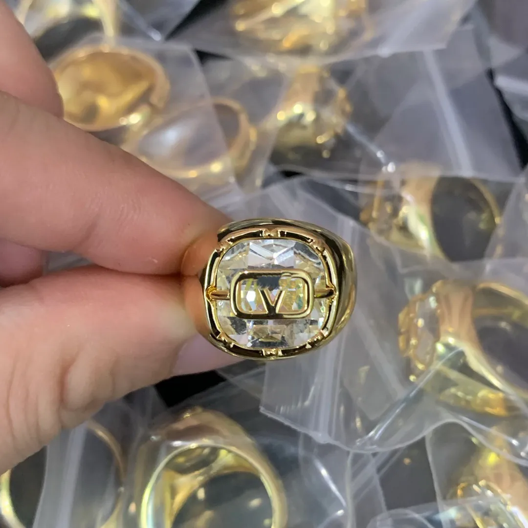 2022 anelli di nozze progettati Anello aperto di moda da donna V modello alfabeto Ottone placcato oro 18 carati Anello da donna con diamanti in cristallo Designer229O