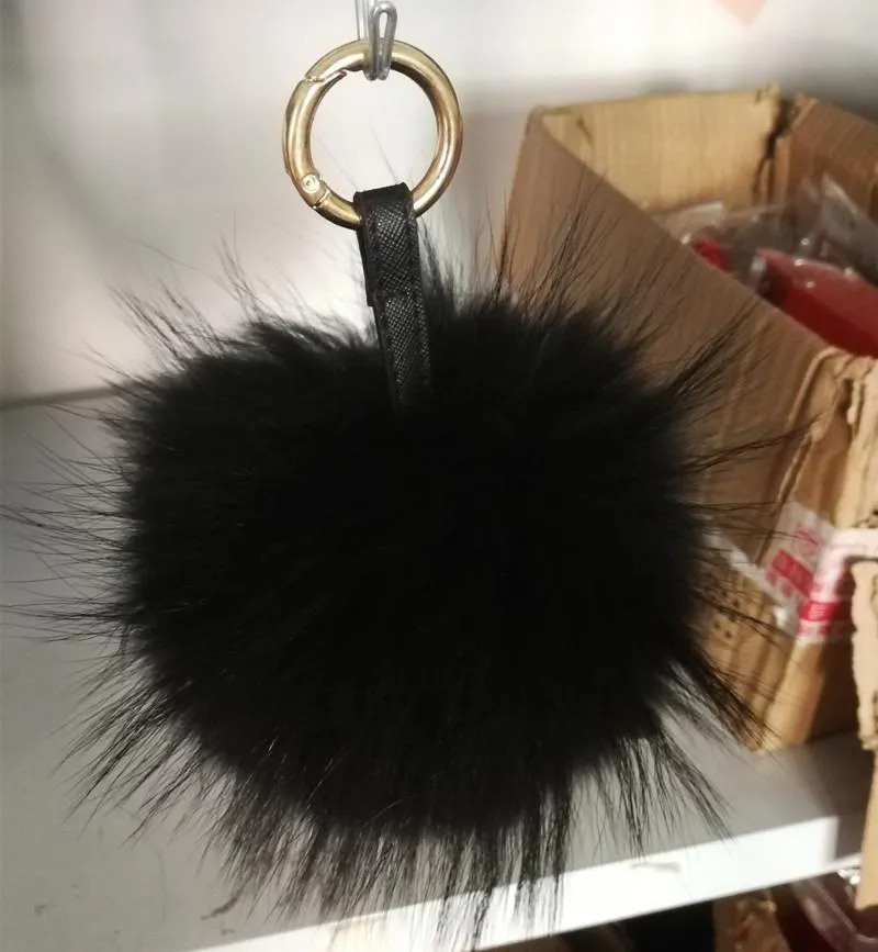 Keychains fluffy äkta päls boll nyckelring puff hantverk diy pompom svart pom keyring uk charm kvinnor väska tillbehör gåva287m