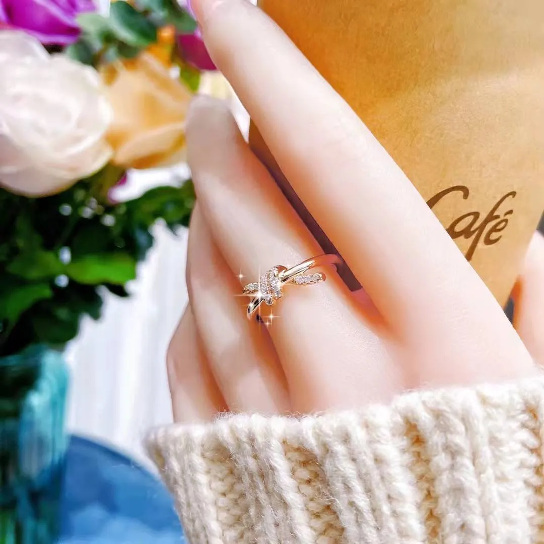 Nowy Hot Rose Gold Wink Pierścień S925 Srebrny ropetwiste palec wskazujący Pierścień Codzienny modele Damentyna Diamond Wedding Style Style