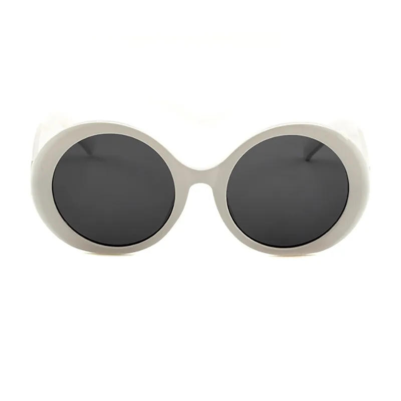 Klassiska lyxiga kvinnors solglasögon C prägling på linsdesign Eyewear Black Whrite Round Fashion Shade Sunglasse Frames Cat Eye Eyeg287d