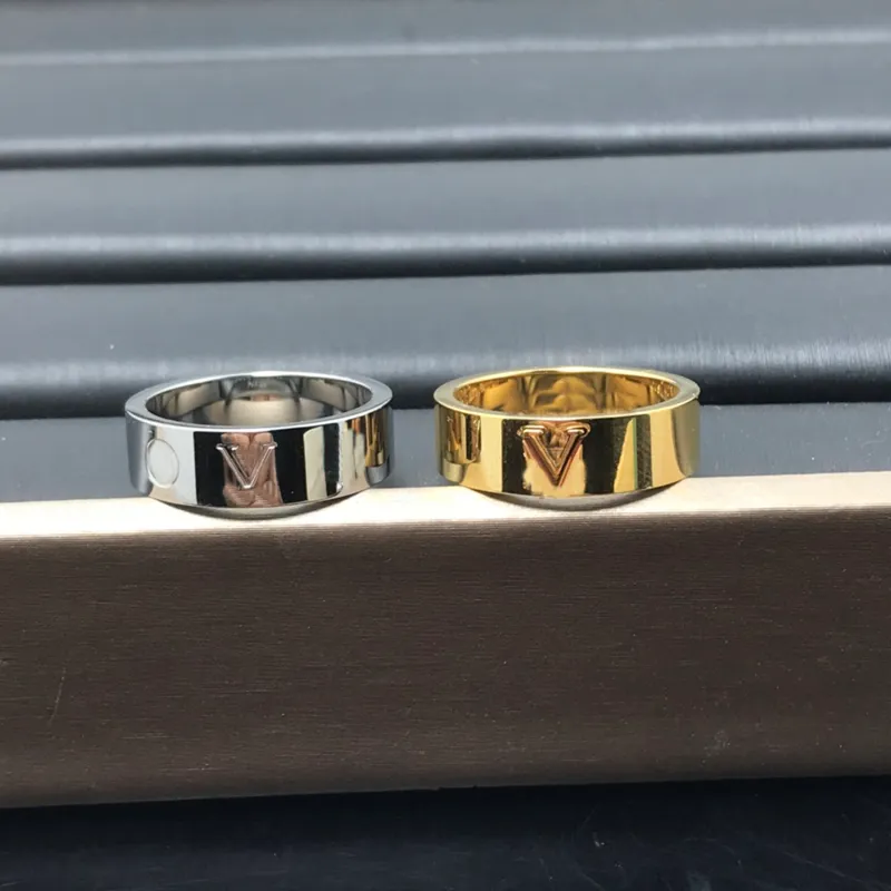 Designers Ring Män Kärlek Ringar Silver Dam Smycken Lyx Mode Guld Ring Förlovningar För Kvinnor Par 22041302R