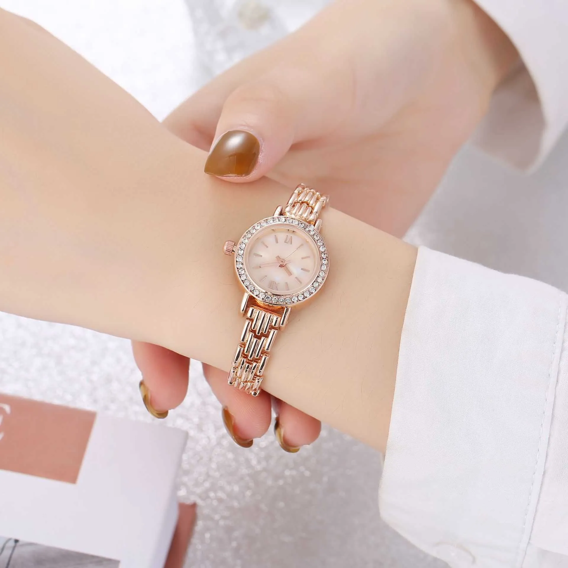 Vêtements pour femmes 2022 robes de mode femme bracelet en acier montres de luxe femmes robe montres à Quartz livraison directe du fournisseur