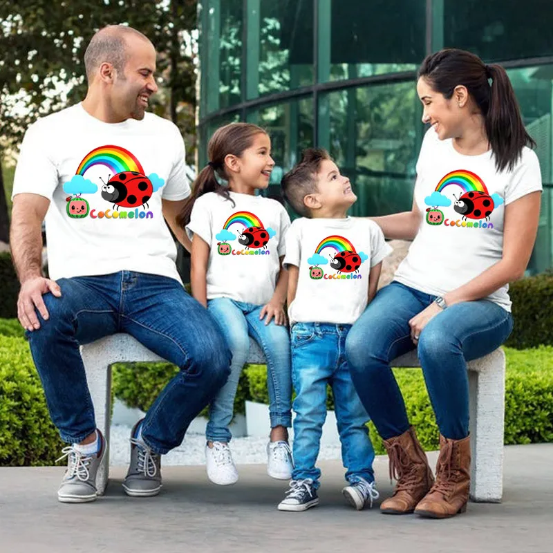 قميص مخصص عائلة هدية عيد ميلاد قميص بويز حفلة مخصصة تشييرت الأولاد أطفال الأطفال ملابس الأب أبي مومي حفلة 220531