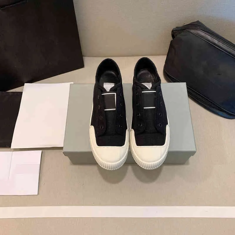 Elbise Ayakkabı Kadın Sneaker Tasarımcısı Lüks Nefes Siyah Beyaz Tuval Ayakkabıları Lady Yaz Yeni Düz Rahat Kurulu Ayakkabı 220408