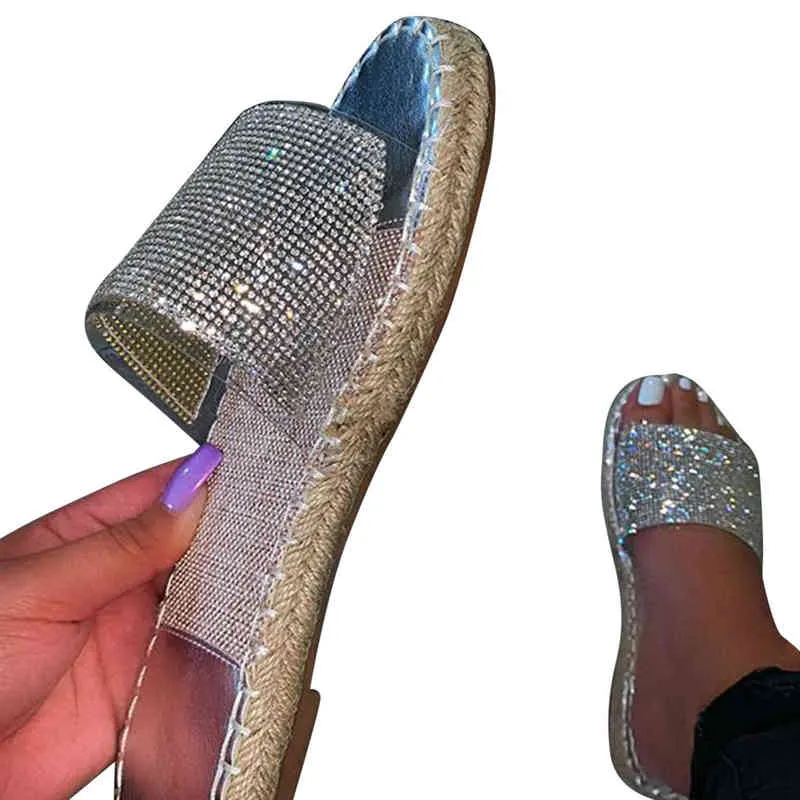 Strass Chaussures d'été Nouvelles pantoufles plates décontractées pour femmes 2022 Sandales de plage féminines Mode Chaussures antidérapantes Femme Tongs Y220412
