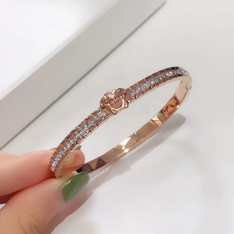 Nuovi braccialetti alla moda Bracciale da donna Bracciale di lusso con lettera di design Bracciale in cristallo placcato oro rosa Amanti del matrimonio in acciaio inossidabile Gif259D