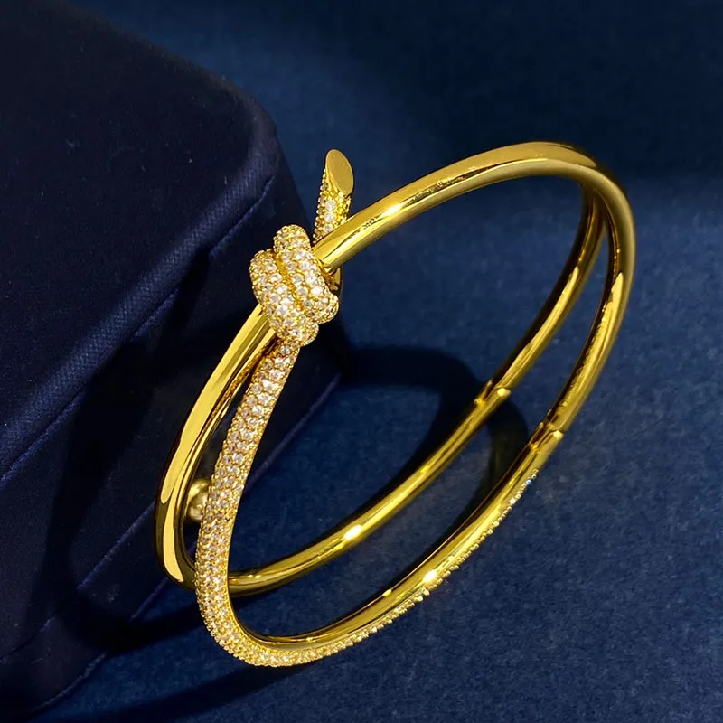 Nouveau conçu bracelet noeud corde plein diamants pendentif dames collier luxueux noué croix diamant noeud chaîne pour femmes bracel258M
