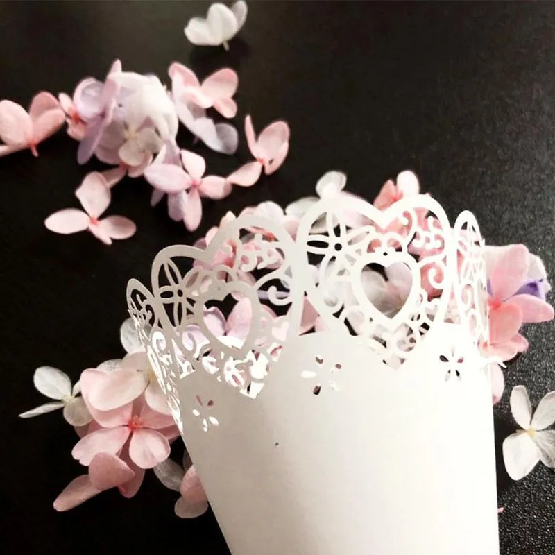 O novo a laser cortado Love Heart Lace deitando Candy Wedding Party Favors Confetti Cones Paper Cone Decoration Supplies Gift 0614
