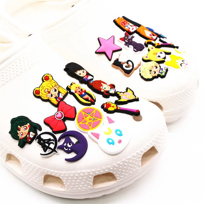 muito japonês Anime PVC Shoe Charms Mix Sailor Moon Acessórios Decorações para Jibz Kids Party X MAS Presente 2207206233472