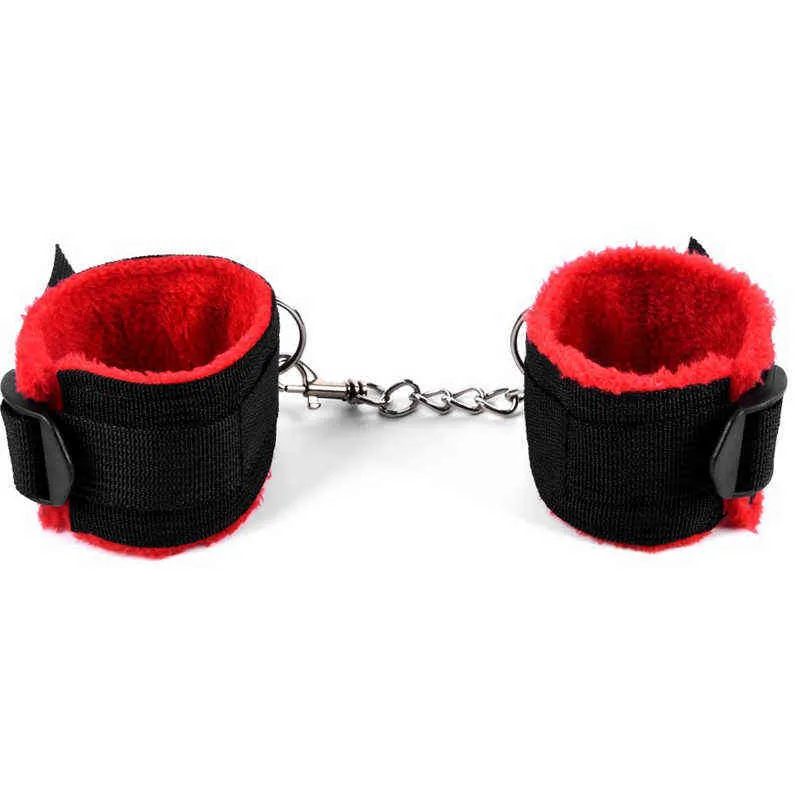 Nxy Sm Bondage Manette Prodotti giocattoli sessuali Sm Set di peluche Articoli l'allenamento del letto adulti Morsetti capezzoli Bocca Bavaglio Frusta Giocattoli Coppie 220426