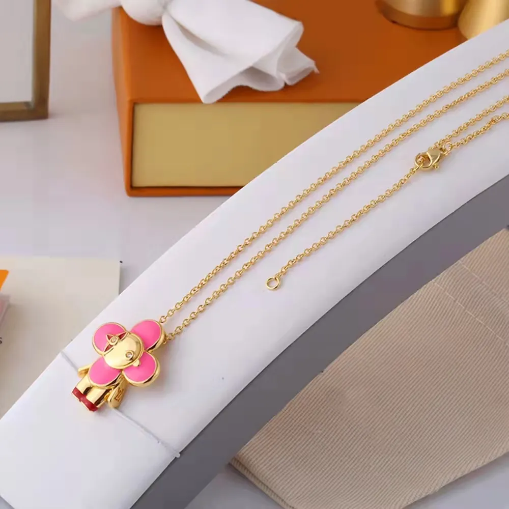 Yeni sevimli chihuahua kolye cazibesi kolye renkli emaye moda kolye kadınlar kadınlar klasik titanyum çelik tasarımcı jewelry305s