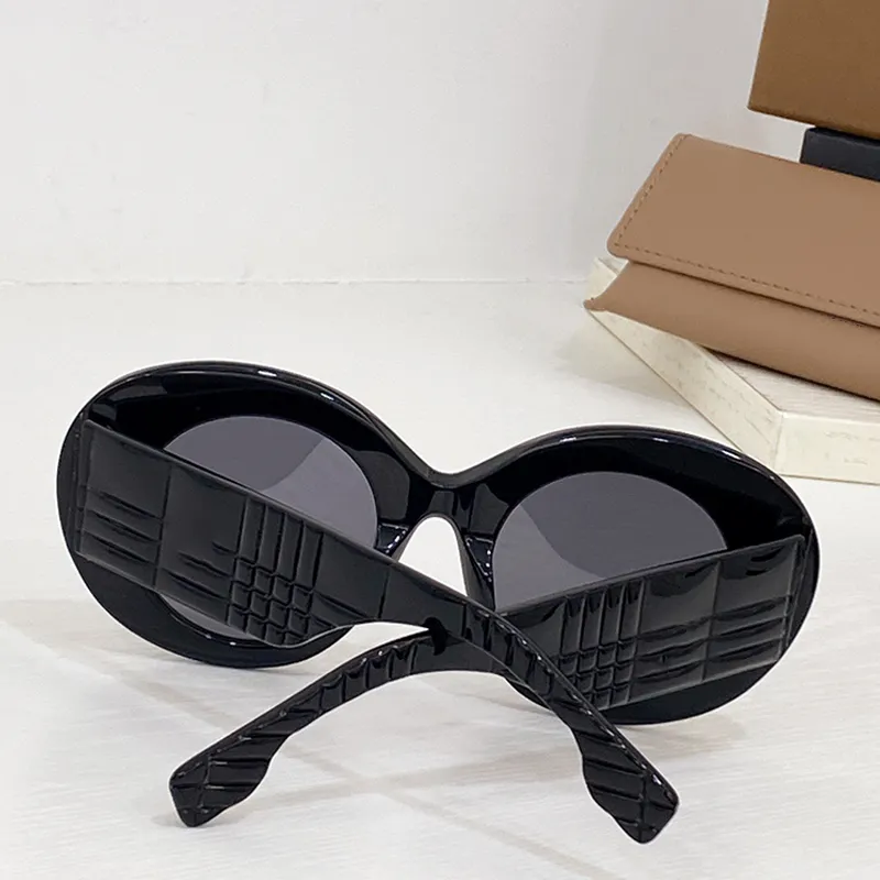 Designer Oval Plaid Solglasögon Män Kvinnor Vintage Kontrollera svarta nyanser som kör polariserad solglasögon Metall Hängad stor logotyp 4370 Fashion 258J