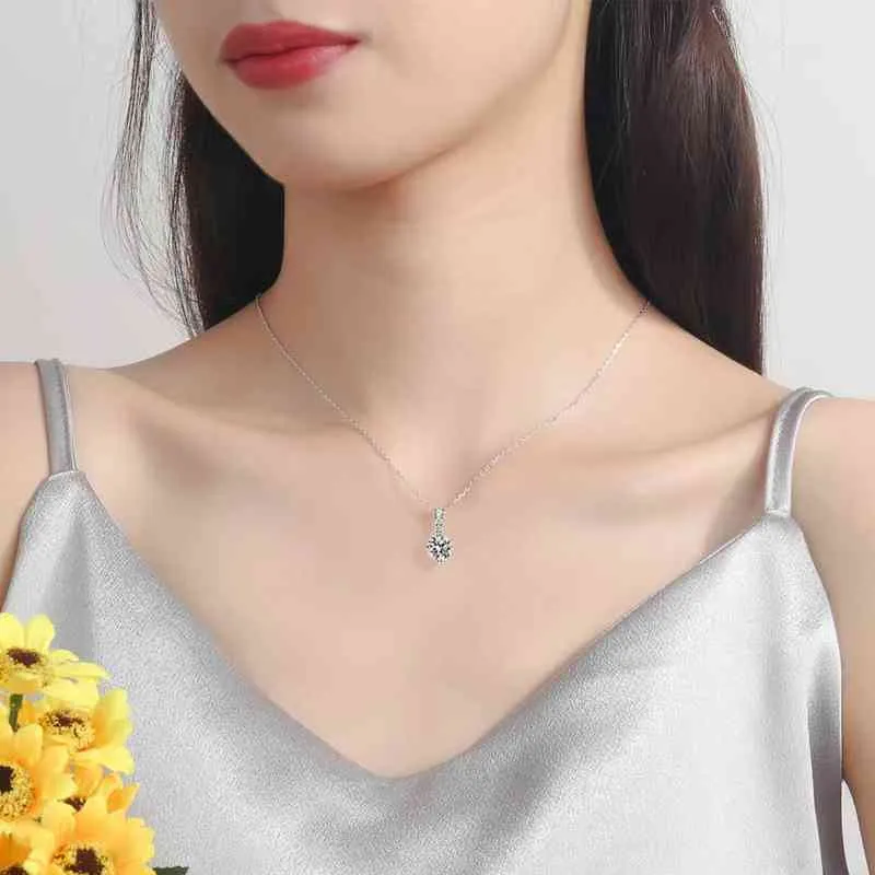 Trendig Real 1 CT D Färg Moissanite Diamond Kvinnor Smycken 100% 925 Sterling Silver Clavicle Halsband med GRA Present