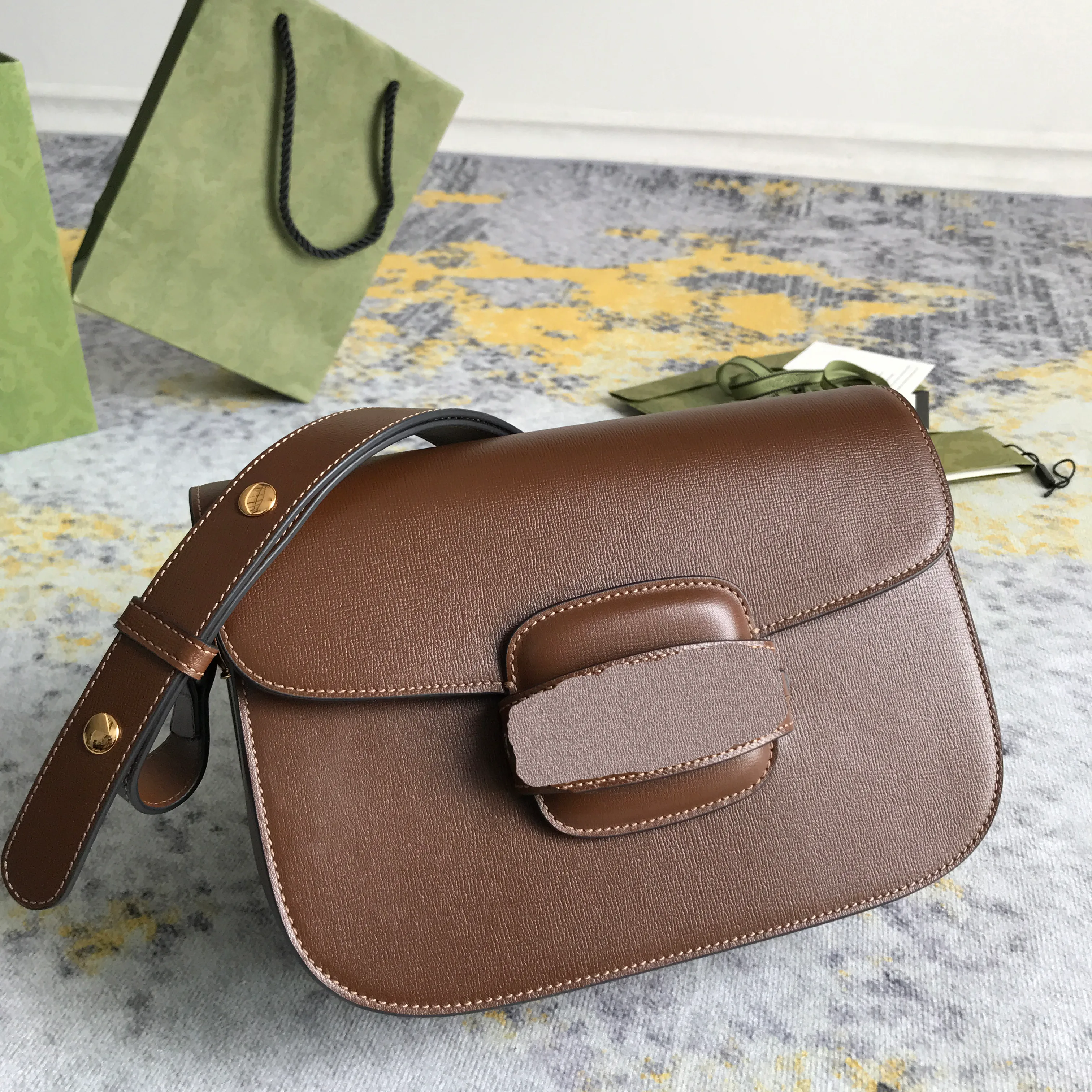 Nouveau sac de créateur de mode de haute qualité Femme Retro Messenger Shackle Underarm Saddle2855