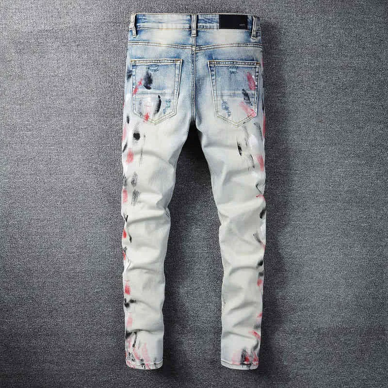 Mens Jeans Designer Amirrs Jeans Ny ljusfärg Personlig stänkfärgpunkt Kniv Knur Cut Hole Men's Fashion Märke Korean Slim Legged Pants Be8e