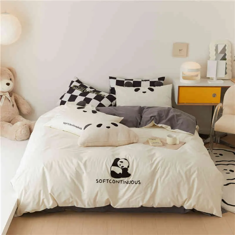40 İplik Sayı Pamuk Yıkanabilir Karikatür Havlu İşlemeli Dört Parçalı Set Yumuşak Cilt Dostu Güzel Panda Yatak Seti
