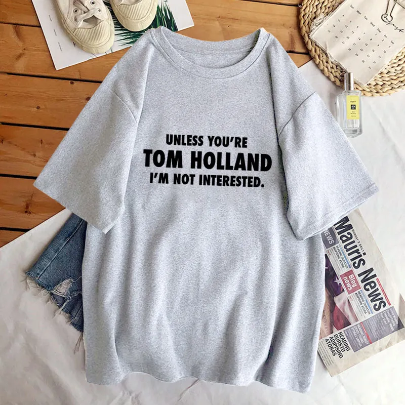 ما لم تكن Tom Holland ، فأنا لست مهتمًا بقميص مطبوع للنساء للنساء من القطن القطن القصير.