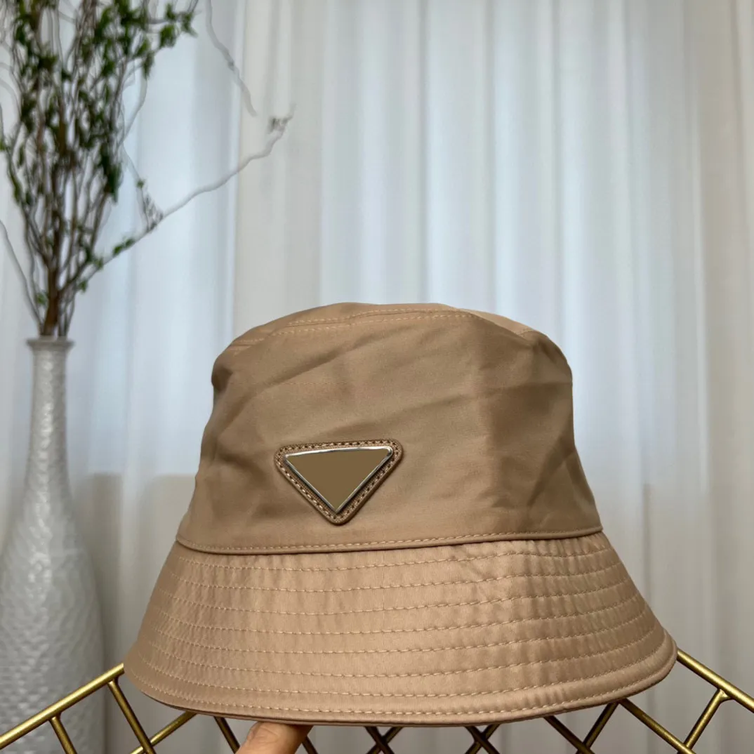 Märke hink hattar män kvinnor designer sun hatt med brev triangel sunbonnet svart strand casquette resande sunhats210p