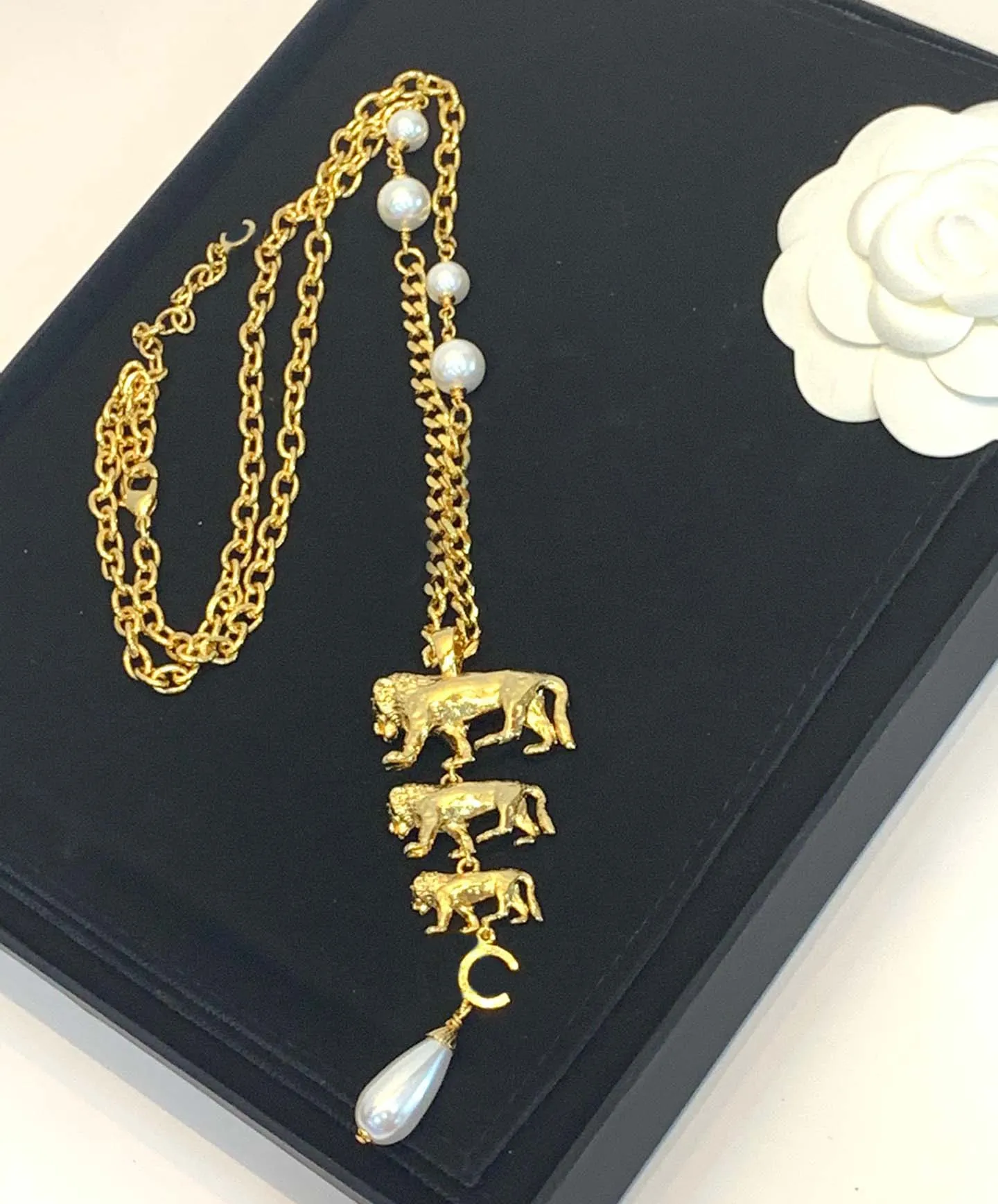 2022 Collier pendentif charme de qualité supérieure avec trois lions en plaqué or 18 carats pour femmes bijoux de mariage cadeau boucle d'oreille ont boîte s245d
