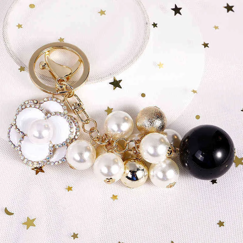 Crystal Camellia Keychain Luxury Jewelry Pearl Pendant Bag Decoration Pearl Chian Camellia Keychains For Woman AA220318