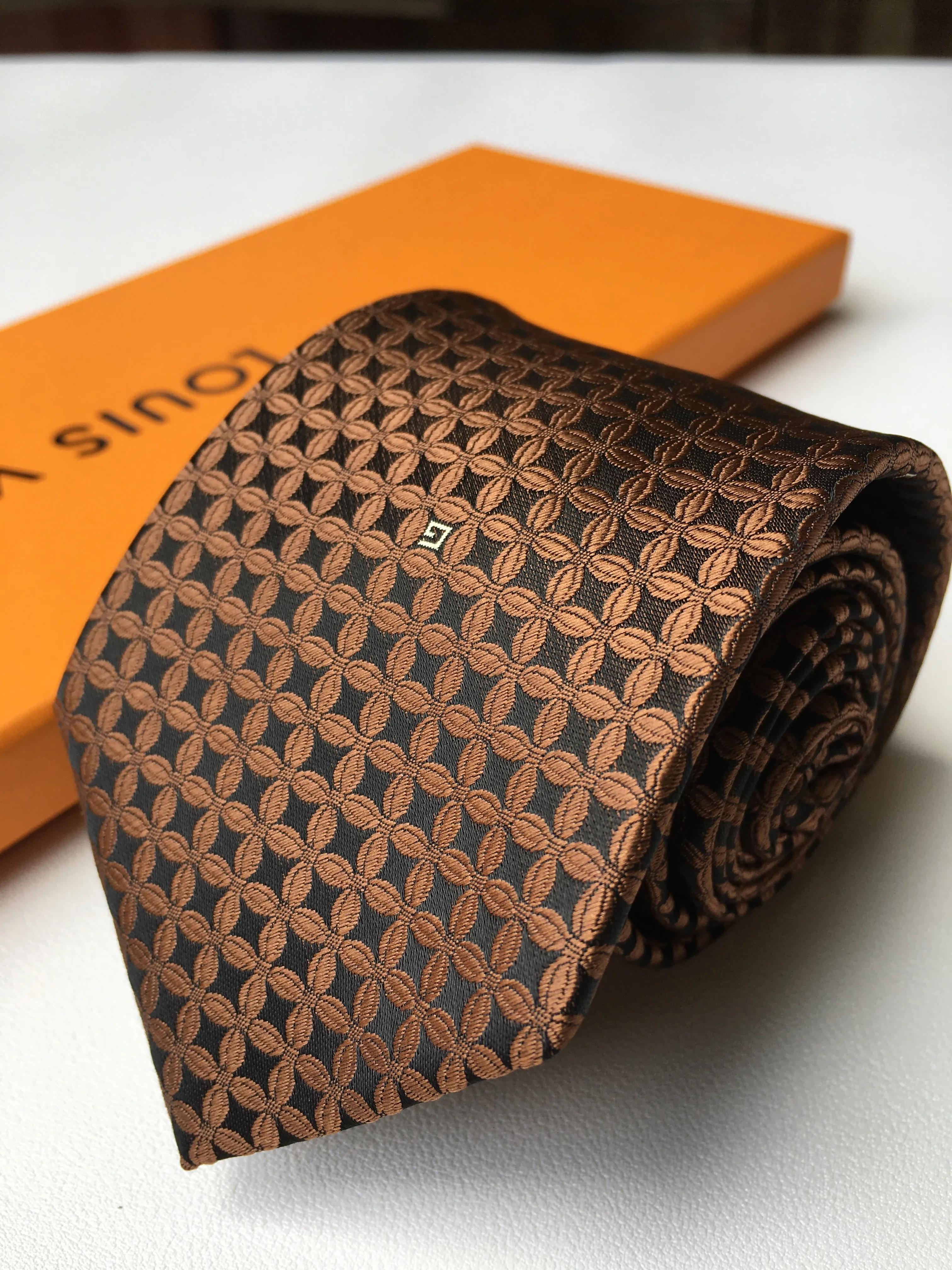 ビジネスデザイナーのネクタイメンズシルクネクタイ高品質のクラバッタUOMO男性ビジネスネクタイ文字刺繍Krawatte with Box lux2797