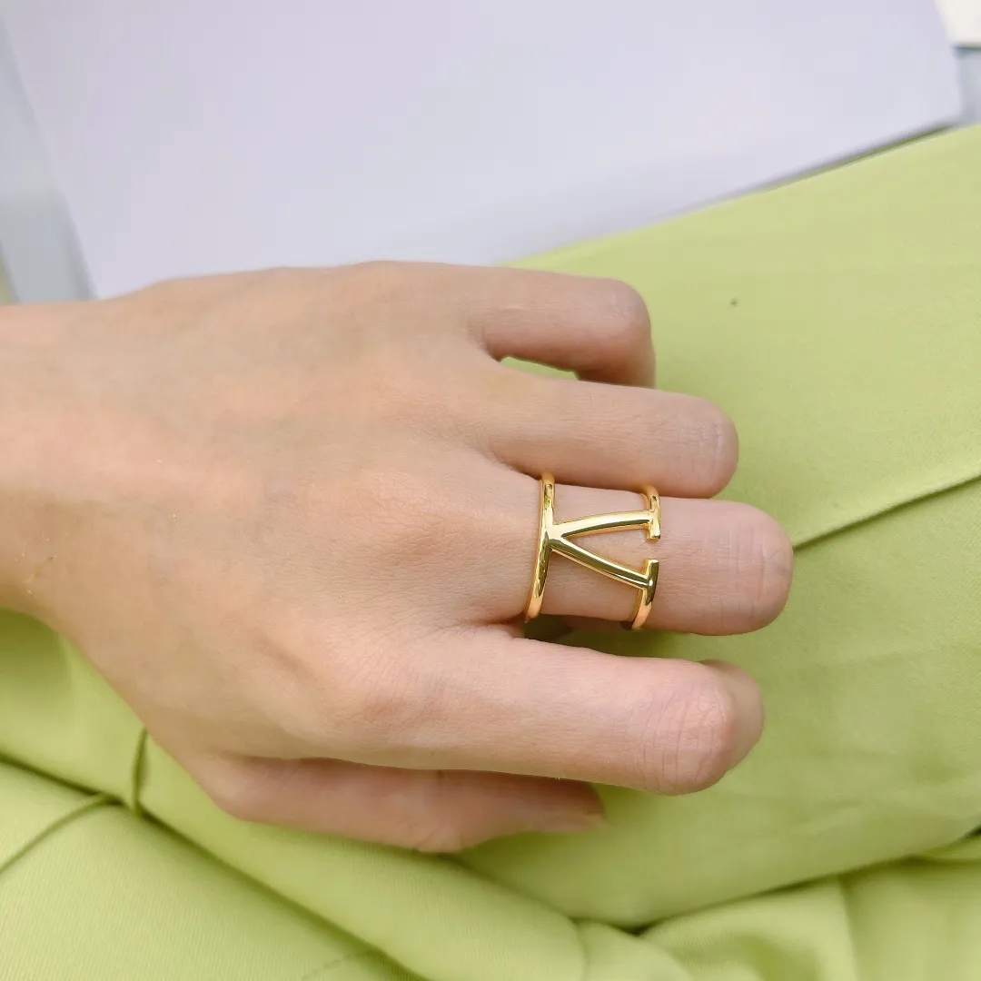 2022デザインの結婚指輪ファッションオープンリング女性vアルファベットパターンブラス18kゴールドメッキレディースクリスタルダイヤモンドリングデザイナー2010