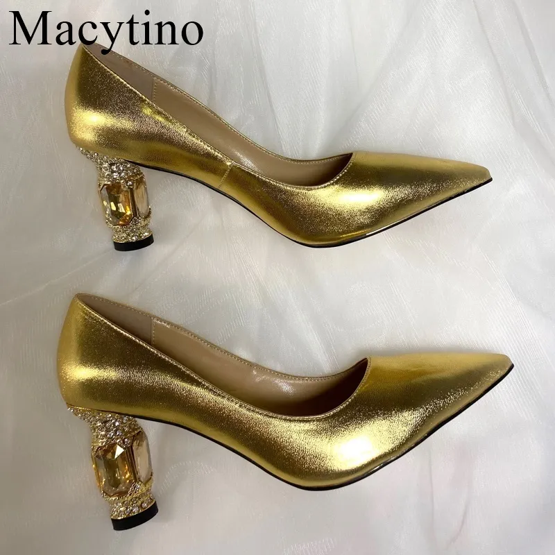 Design di lusso Tacchi a blocchi di cristallo oro Décolleté da donna Scarpe in pelle verniciata oro Scarpe ufficiali da festa di nozze sexy Donna Taglia 43 220402