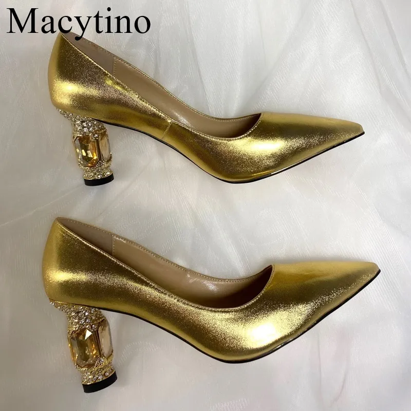 Diseño de lujo Tacones de bloque de cristal dorado Bombas de mujer Zapatos de charol dorado Fiesta de boda sexy Zapatos oficiales Mujer Tamaño 43 220402