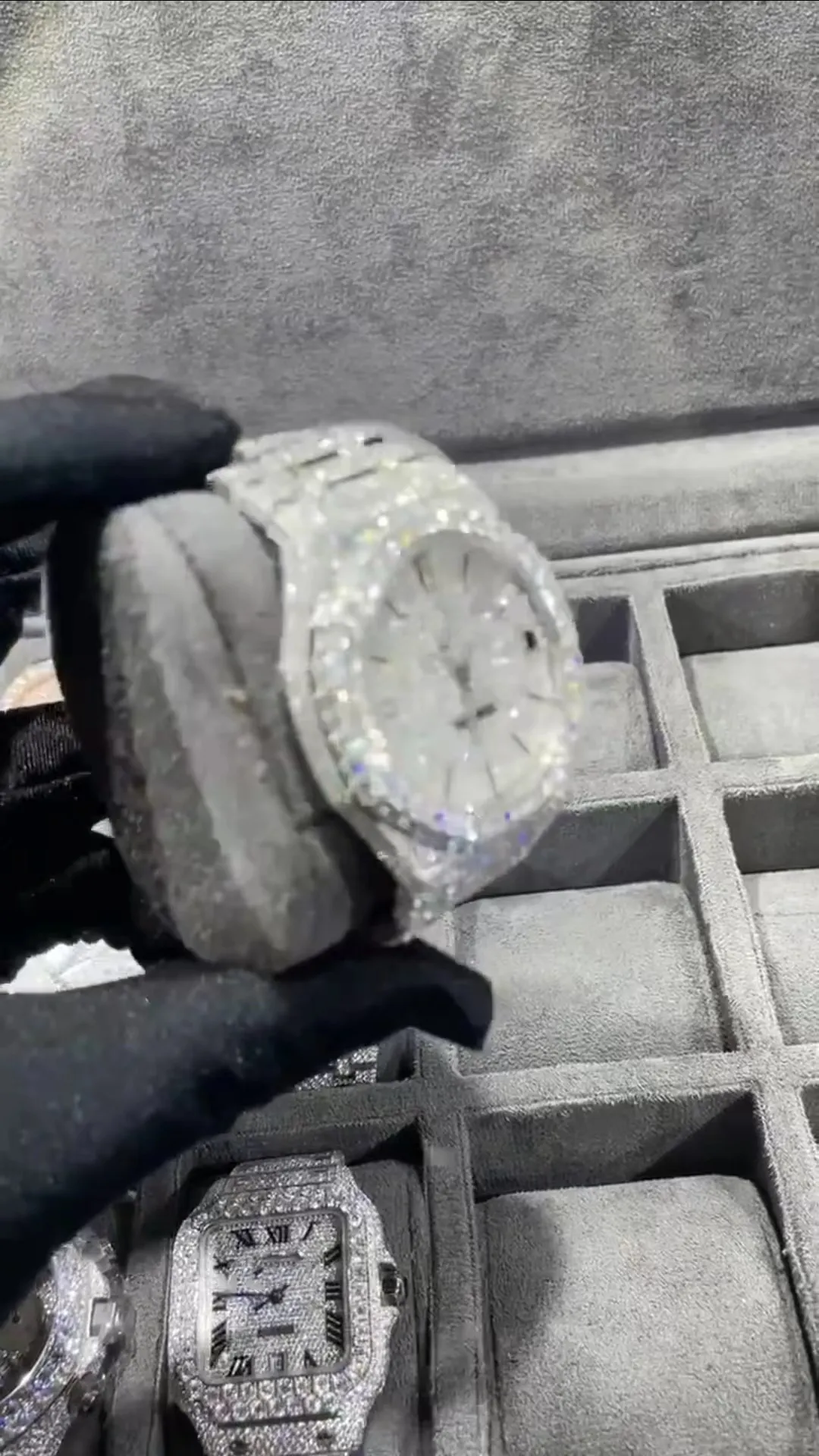 La personnalisation des montres en diamant en pierre moissanite Mosang peut passer le test de la montre étanche à mouvement mécanique automatique pour hommes TOP239j