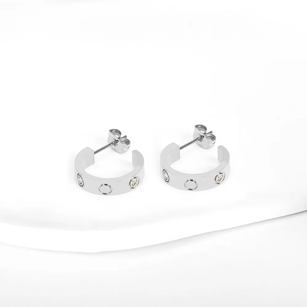 Högutgåva öron manschett charms älskar örhängen för kvinnor flickor damer stud piercing smycken graverad logo titanium stål present designer278t