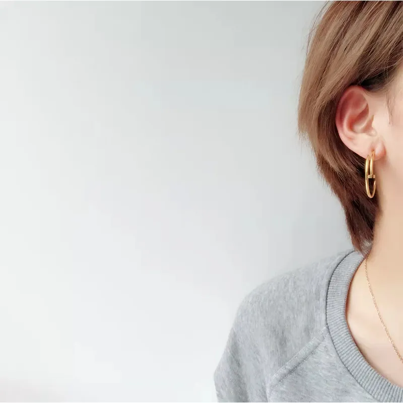 2022 neue Luxus Hoop ohrring für frau Hohe Qualität 18K Gold Nagel Ohrringe Europäischen Mode Designer Schmuck Gifts306i