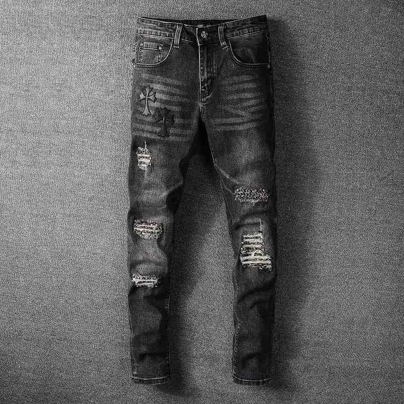 Europeiska och amerikanska designer män jeans byxor trend amirs mode cross knä hål lappduk tyg som är mäns casual jeans 718257n